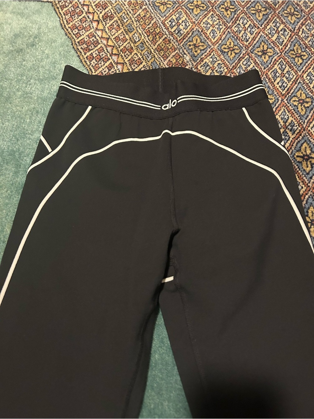 ALO Heart Throb Leggings - Picture 4 of 4